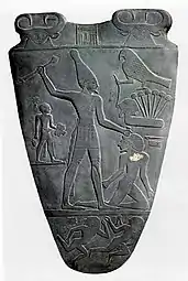 Massacre d'un captif. Palette de Narmer, v. 3000 Période thinitePierre, H 64 cm.Musée du Caire