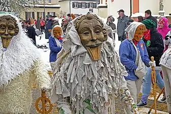 Kleiekotzer, personnage de la Narrenzunft Mühlenbach (Guilde des fous de Mühlenbach) lors du défilé des 40 ans de la Narrenzunft Bergteufel Oberprechtal le 15 janvier 2017