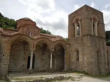 Vue du narthex et de la tour.