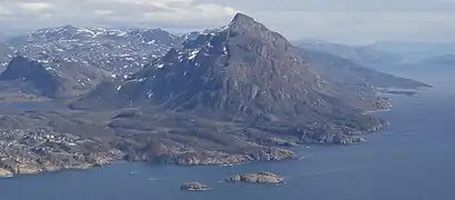 Le mont Nasaasaaq vu des airs