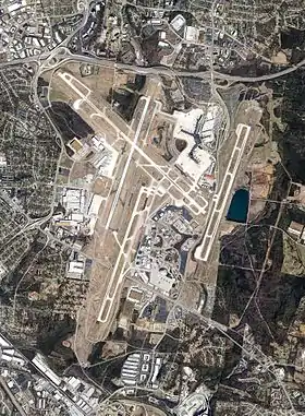 Vue aérienne de l'aéroport de Nashville en 2011.