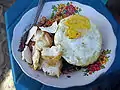 Nasi goreng avec du poulet et de l'œuf à Bali.