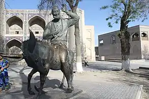 Nasr Eddin Hodja sur son âne (à l'arrière plan, la médersa Nadir Divan-Begui).