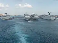 Quatre navires au port de Nassau