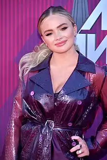 Natalie Alyn Lind interprète Ashley