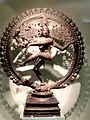 Shiva Nataraja (Seigneur de la danse) dansant le Tandava, statue de bronze du XIIe siècle (dynastie Chola).