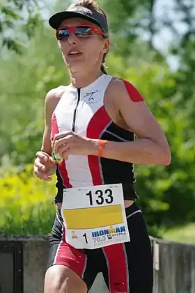photo en couleur de la première championne du monde européenne courant le marathon