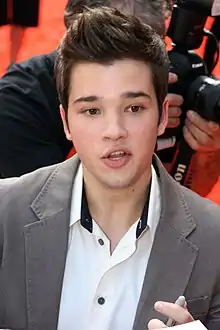 Nathan Kress interprète Freddie Benson.