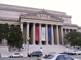 Le :National Archives Building (en) à Washington.