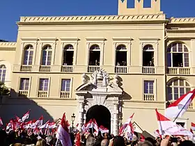 Albert II (au centre) et la famille princière saluant, depuis le palais, la foule qui tient des drapeaux de Monaco, en 2010.
