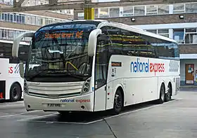 Un bus de National Express de la route A6 à la gare routière Victoria Coach Station.