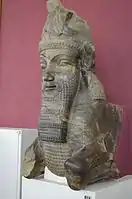 Chapiteau d'homme-taureau brisé de Persépolis