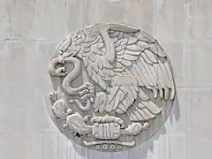 Symbole du Mexique sur la façade du musée.