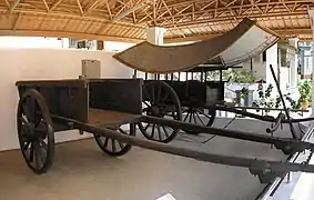 Charrettes pour cheval (à gauche) et pour bœufs (à droite), Kuala Lumpur.