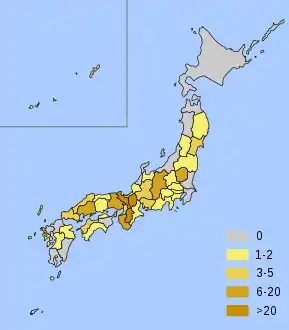 Dessin en couleur d'une carte du Japon sur fond bleu. Chaque département est coloré soit en marron, ocre, doré, jaune ou gris.