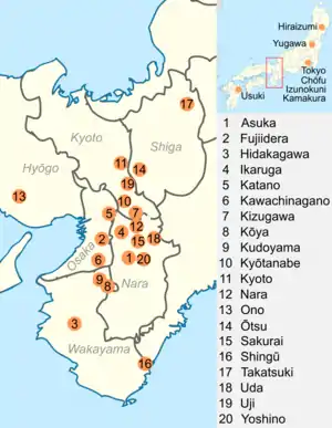 La plupart des Trésors nationaux se trouve dans les villes des préfectures de Kyoto, Nara et Osaka, bien que certains sont dans les villes des préfectures de Hyōgo, Shiga et Wakayama.