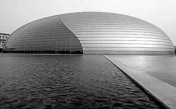 Dôme ellipsoïdal en titane et verre du centre national des Arts du spectacle de Pékin, Chine.