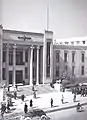 La Banque nationale de l'Iran, en 1946, avec le symbole du faravahar  sur le dessus.