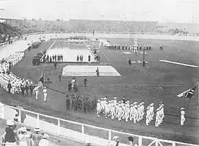 photographie noir et blanc d'un défilé dans un stade
