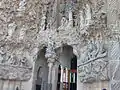 Sculpture sur la façade de la nativité de la cathédrale.