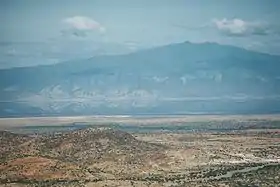 Le mont Gelai dominant le lac Natron logé dans la vallée du Grand Rift