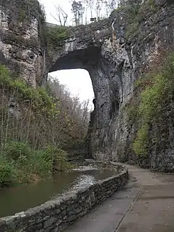 Le Natural Bridge vu du sentier.