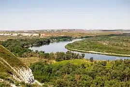 Steppe sèche sur plateau calcaire traversée par la vallée alluviale humide de la rivière Khoper. Oblast de Volgograd, Russie.