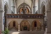 Jubé-galerie à trois arcades et autel central de la cathédrale de Naumbourg.