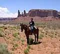 Jeune garçon navajo guide à cheval à Monument Valley.
