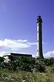 Le phare de l'île de la Navasse avec, au premier plan, les quartiers du gardien.