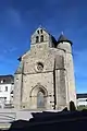 La façade de l'église soutenue par deux contreforts, flanquée d'une tour à sa droite