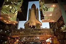 Navette spatiale Atlantis, mission STS 98, dans son hall d'assemblage.