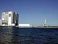 Navette spatiale Atlantis, mission STS 98, sortant de son hall d'assemblage, et se dirigeant vers son aire de lancement.