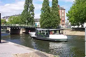 Le Jules Verne arrivant sous le pont Saint-Mihiel.