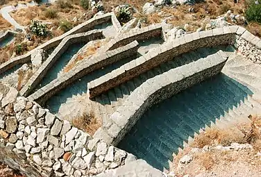 L'escalier d'accès depuis la ville, au nord-ouest.