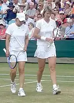 Gros plan sur Navralitova (à gauche) et Sukova (à droite) lors d'un match de double du tournoi des Légendes en 2009 à Wimbledon