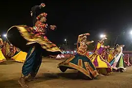 Personnes dansant le Garba à Ahmedabad le soir de Navaratri.