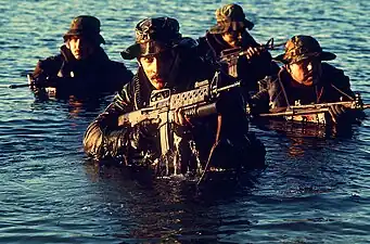 SEAL émergeant de l'eau pendant un entraînement aux tactiques militaires en 1986.