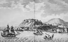 gravure noir et blanc : une ville fortifiée sur une éminence dominant un port
