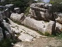 photographie : une grande statue inachevée est couchée sur le dos