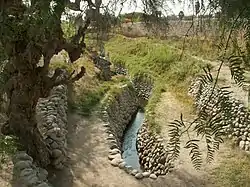 Pukios (réseau d'irrigation en partie souterrain), depuis la civilisation Nazca (-200 à 600) jusqu'à aujourd'hui au Pérou. Ils sont similaires aux qanats.
