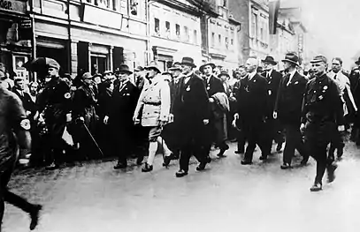 Hitler défile avec les chemises brunes lors du congrès du NSDAP à Weimar, en 1926.