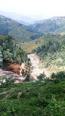 Paysage depuis le Ndaba, à 20 km de Karongi. Ce rocher offre une eau abondante et douce.