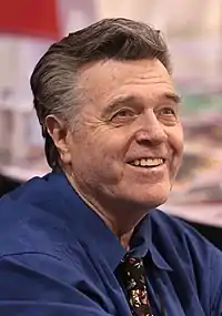 un homme, Neal Adams, en train de sourire