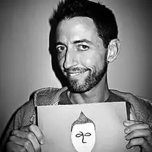 Description de l'image Neal Brennan with paper face.jpg.