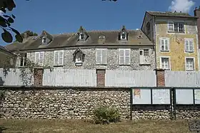 Anciens bâtiments abbatiaux à Neauphle-le-Vieux.