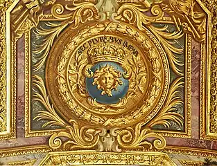 Représentation de Louis XIV en roi soleil, avec sa devise (Nec Pluribus Impar : Non pareil à la multitude).