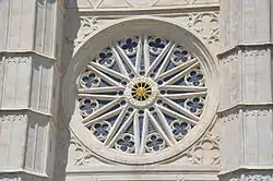 Sur la rosace du transept sud de la cathédrale Sainte-Croix d'Orléans.