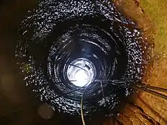 Grand puits vu de l'intérieur avec des concrétions