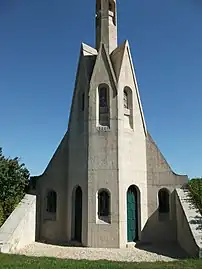 Porte de la chapelle-mausoléeen forme de tuiles.